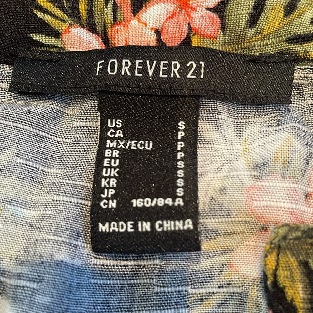 Hawaiian button down crop top - Picture 2 of 3